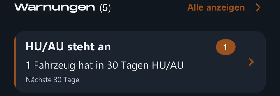 Ausschnitt der Around Cars App: Warnung „HU/AU steht an“ in der Fuhrparkübersicht